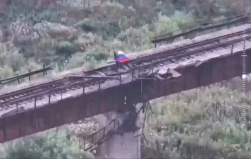 ВС РФ подняли российский флаг над Антоновским железнодорожным мостом