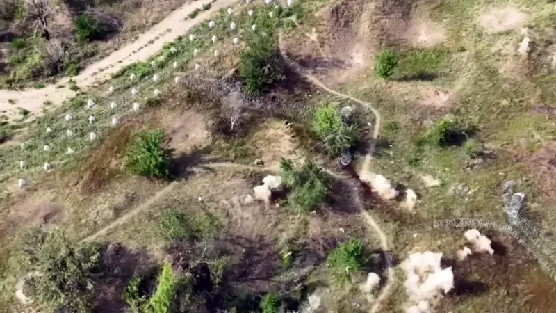 Украинские военные пытаются выбраться из села Клебан-Бык