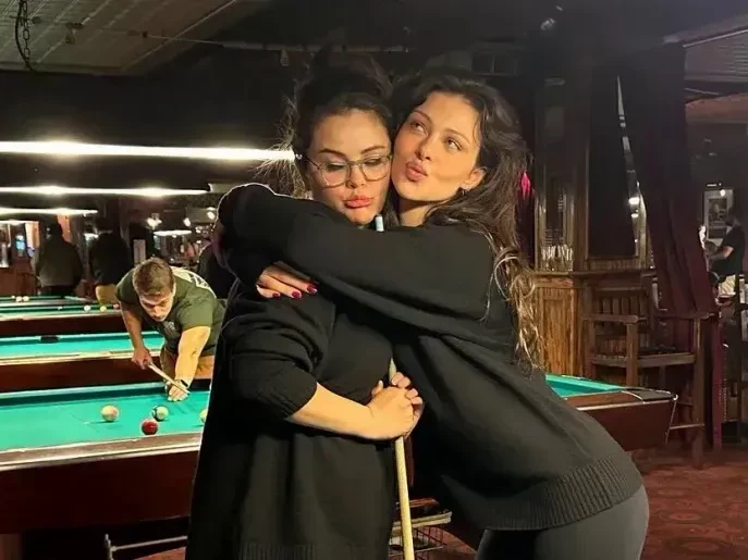 "Их круг друзей сокращается каждую неделю". Селена Гомес перестала общаться с Николой Пельтц из-за её "жажды внимания", которой потакает Бруклин Бекхэм