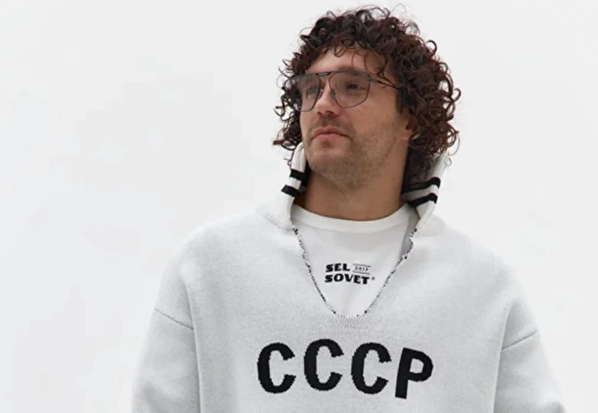 Сергей Лавров прибыл на Аляску в свитере с надписью "СССР" челябинского бренда. Его тут же раскупили