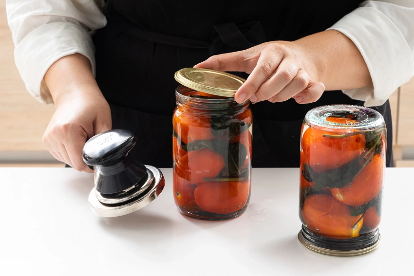 Чтобы не «взорвались»: какие банки с консервацией нельзя переворачивать