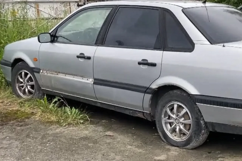 На украинской трассе у границы с Молдавией – много брошенных машин уклонистов