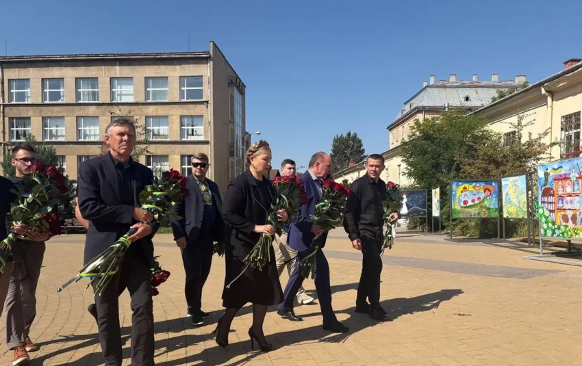 Зеленский не посетил похороны Парубия, что приводит к падению его рейтинга на западе Украины