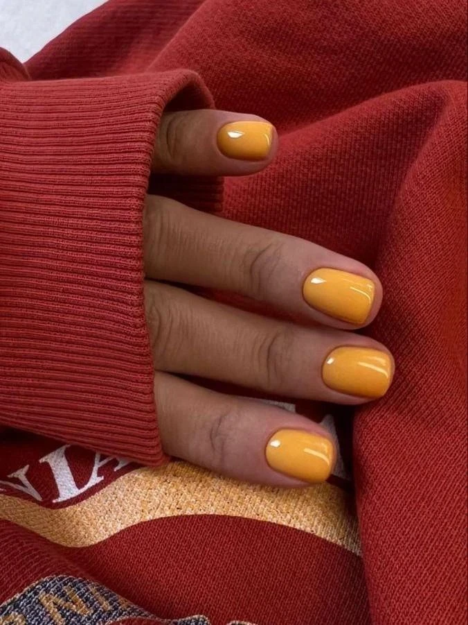 Какой маникюр выбрать на Новый год 2026: главные цвета и идеи сезона