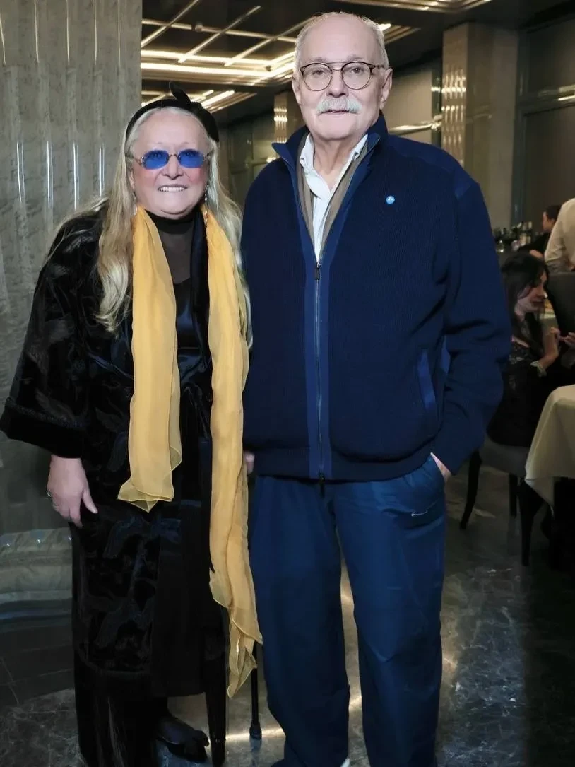 Появились редкие фото Никиты Михалкова с семьёй с премьеры первого спектакля Михаила Ефремова после выхода из колонии