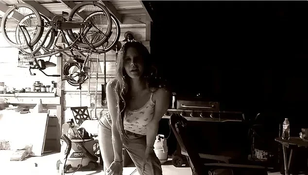 Лана Дель Рей в образе tradwife снялась в клипе с мужем