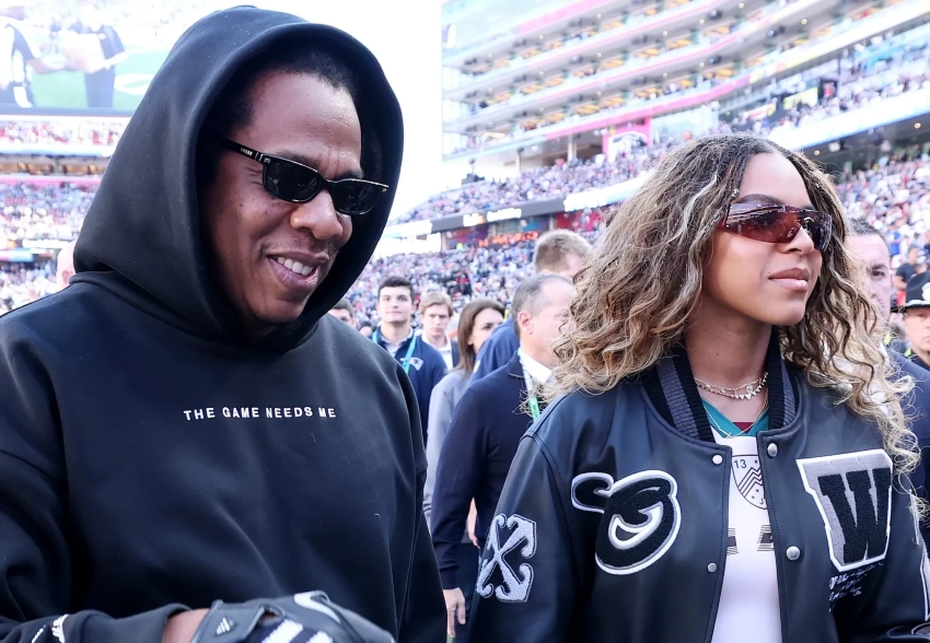 Леди Гага на сцене, Джей-Зи с дочерью Блу Айви, Джессика Альба, Эмма Стоун и Педро Паскаль — среди гостей: как прошёл Суперкубок-2026